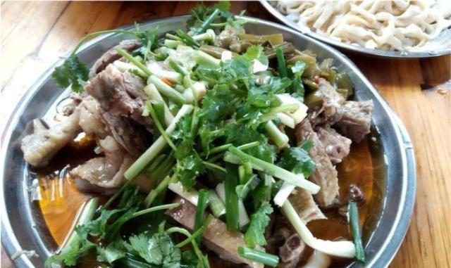 寸步不离的感觉 茂名这家小破店，靠一道鸭粥火了30年，有人从广州开车6小时来吃