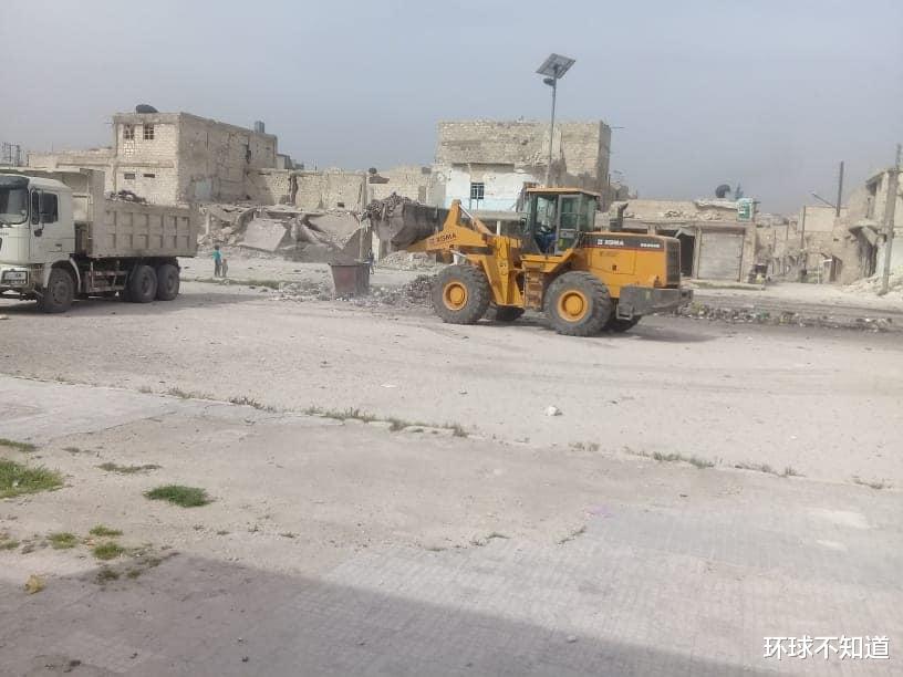 敘利亞重建：大城市阿勒頗工程機械鋪瀝青修路，碎片清理任務繁重-圖3