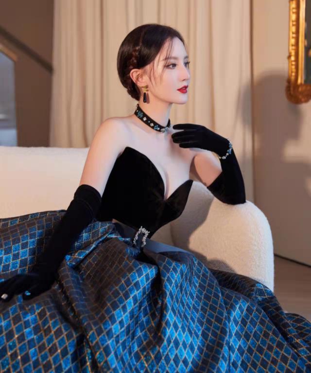 张萌|张萌红毯大秀好身材，被称“最美虞姬”