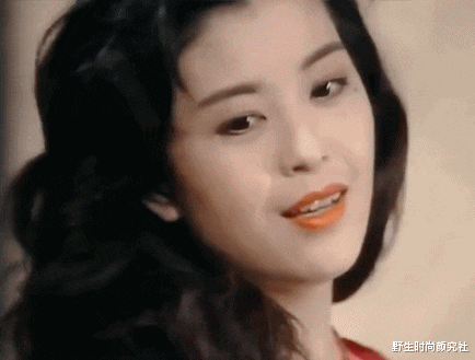 野生时尚颜究社 看过《银狐》的人都知道,她美到连耸个肩都很有风情