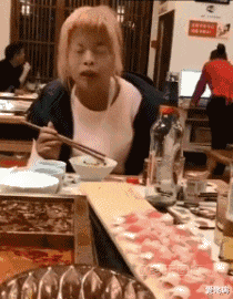 希林娜依·高|这臭蚊子，咬的真不是地方，哈哈哈哈，该怎么和男朋友解释呢！