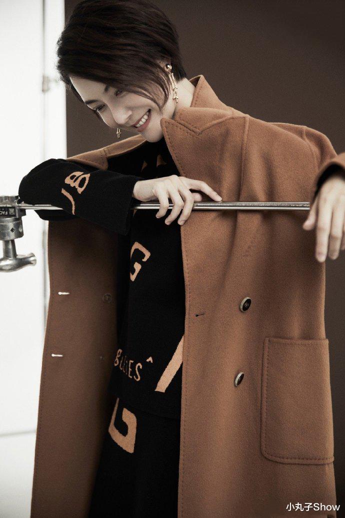 车晓|39岁车晓时尚大片曝光，黑色吊带裙露出蝴蝶背，纤瘦身材抓人眼球