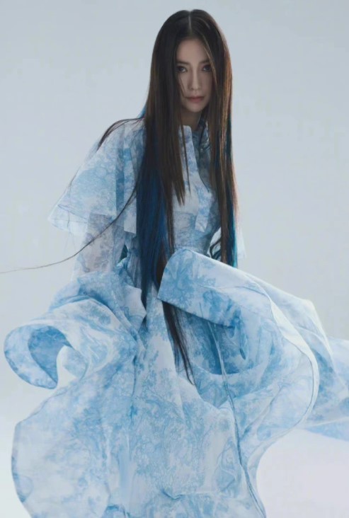 Angelababy|杨颖出镜《时尚芭莎》封面！蓝色挑染变妖娆，针织套装亦酷又美