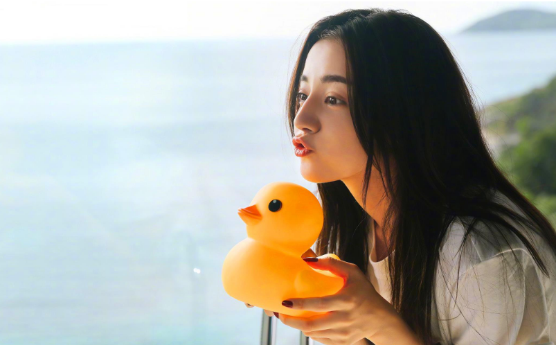 李晨|新生代四小花旦出炉?李沁数据超出赵露思1亿,但榜首却雷打不动