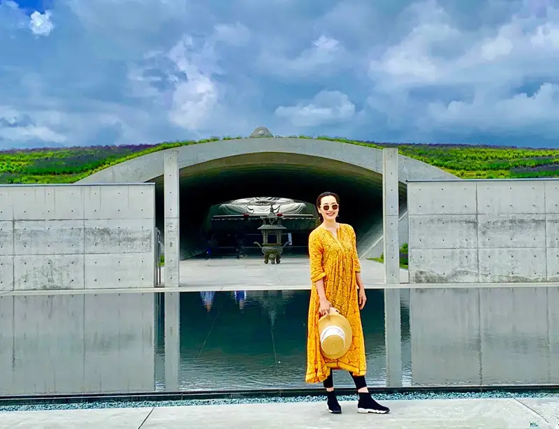 黄晓明|林依轮带老婆出行，胡子花白显出老态，西华穿碎花长袍气质也高级