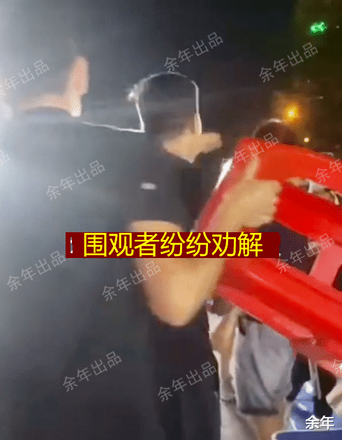 安徽 安徽合肥,女子买奶茶后坐店门口堵门,店主:没服务好她上厕所