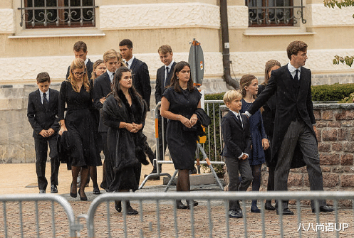 八八尚语UP|列支敦士登公主大婚，穿泡泡袖婚纱头戴皇冠真美，伯母才办完葬礼