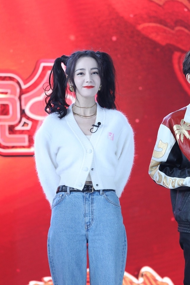 白小白的衣橱|浓颜系美女也太出挑了,迪丽热巴手拿“蓝天”凹造型,糊图也没瑕疵