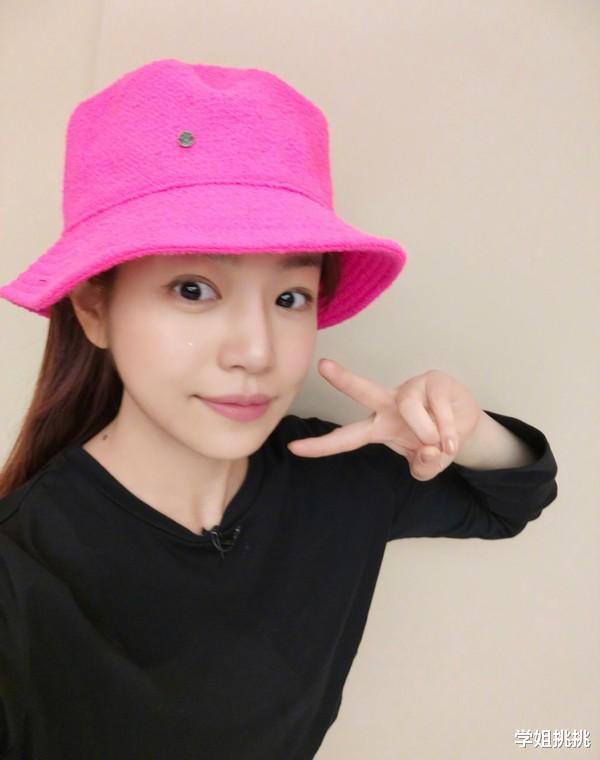 穿衣搭配|陈妍希当妈了也是“直男斩”，彩虹毛衣搭配高马尾，初恋的感觉