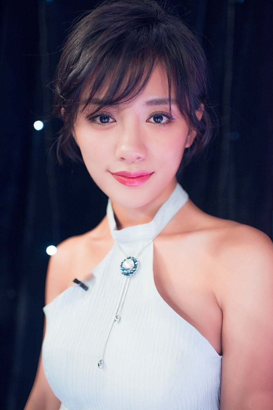 章子怡|知名女主持现场失误，漏穿一件衣服，一旁的张国立60分钟没转头