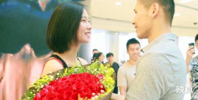 张成龙|体操冠军张成龙：出身普通却被富婆倒追3年，今一家三口生活甜蜜