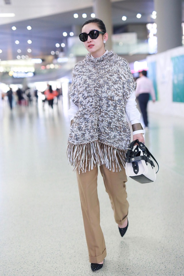 秦海璐|秦海璐私下里挺会穿的，针织衫配牛仔裤，看着很有学生感