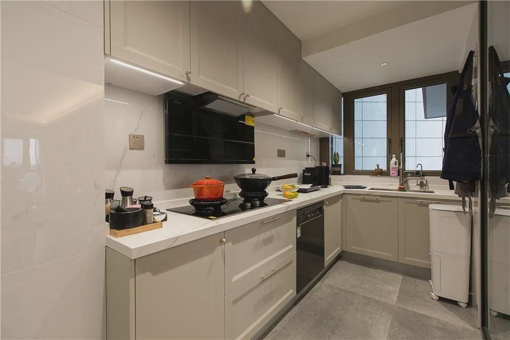 107㎡简约复古，硬装简单设计，以色彩与软装为主，效果高级独特