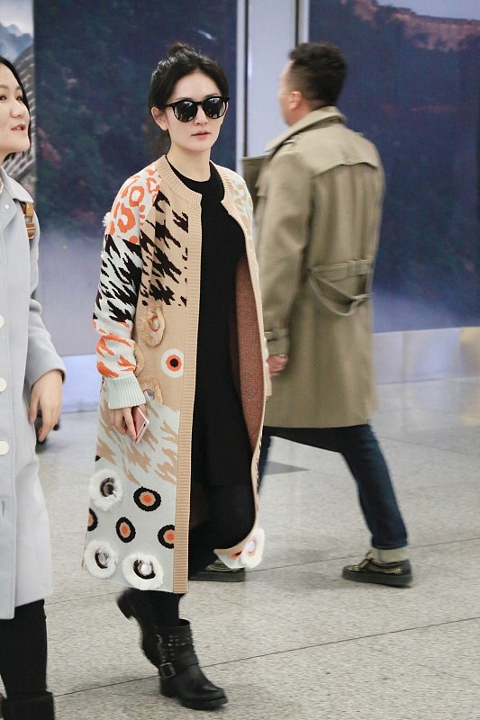 谢娜|谢娜穿的外套太奇怪了，却越看越美，怪不得张杰要把她放到mv里