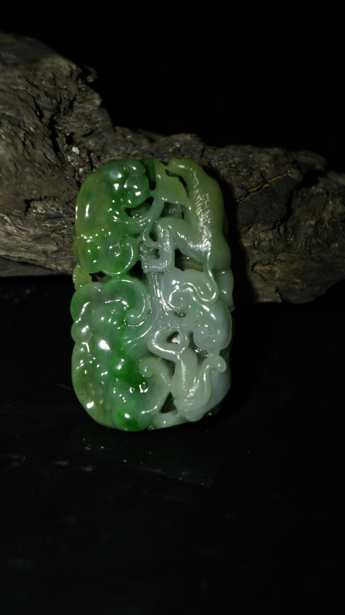 玉雕|其貌不扬的玉料被玉雕师这样一雕，价值翻百倍！