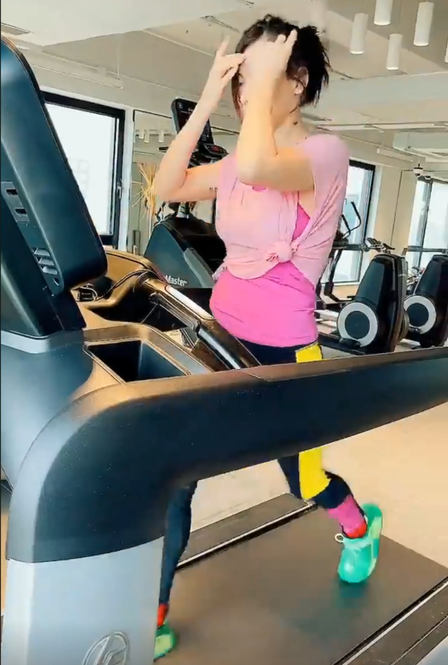张柏芝|张柏芝大年初一去健身房，腹部赘肉全曝光，身边还有神秘男子陪伴