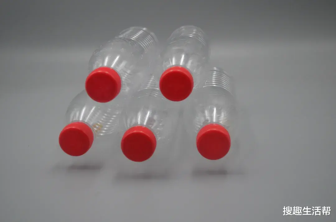 把5个塑料瓶粘贴在一起,放在厨房里太实用了,谁见了厨房都夸好