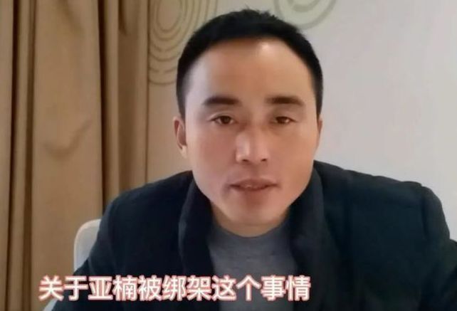 朱之文|为了红没底线？女网红拉横幅在大衣哥门口求婚，喊话朱单伟娶她