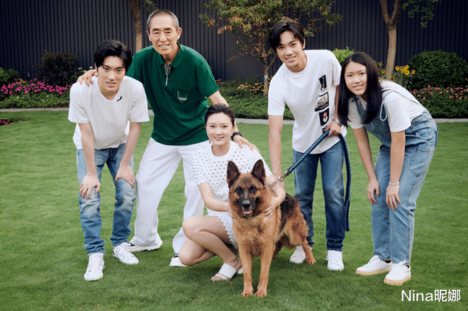 肖战|张艺谋带大女儿见世面！38岁张末穿小黑裙走红毯，红唇长发撞脸章子怡