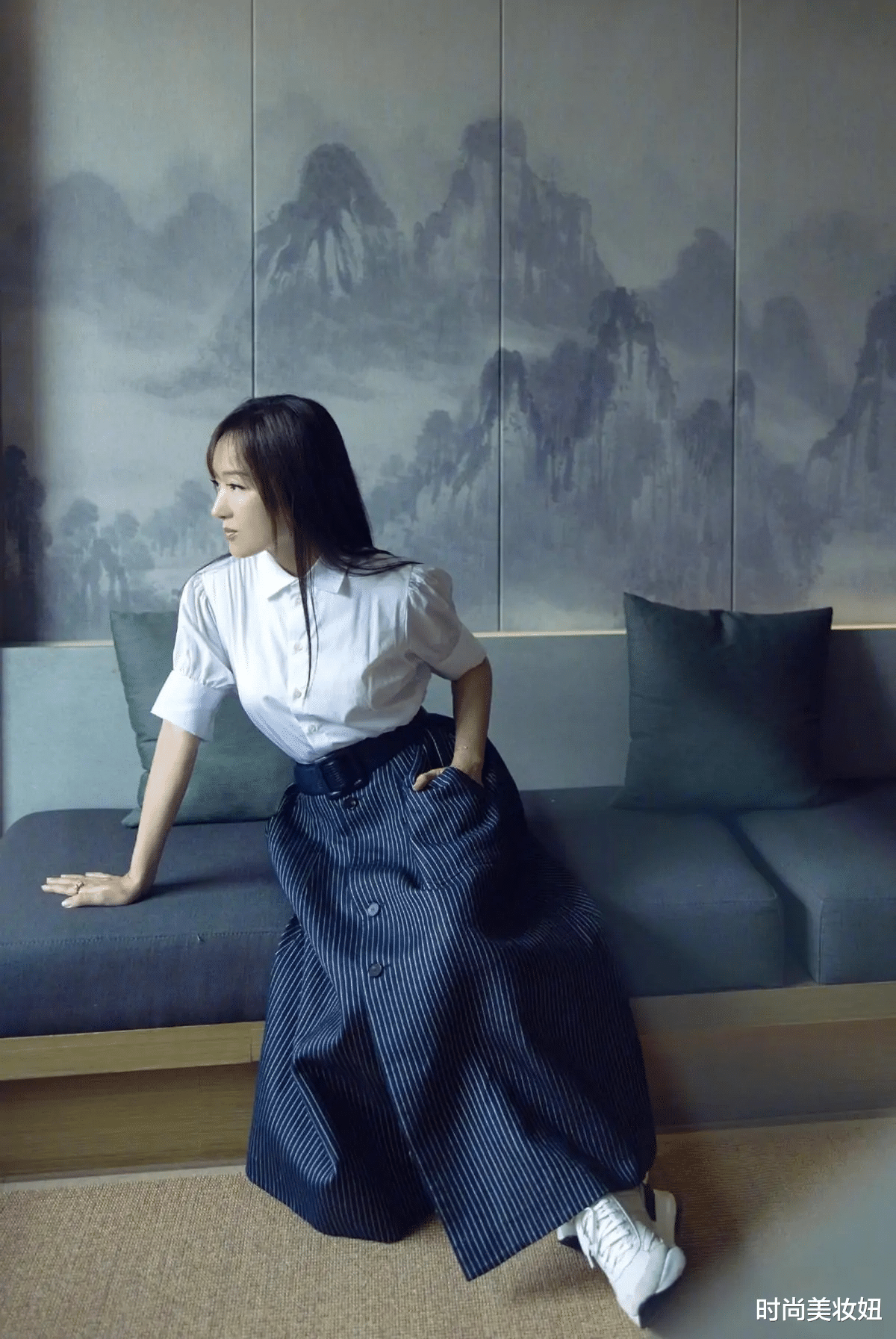 时尚美妆妞 杨钰莹“娃娃脸”真不显老,白衬衫+半身裙像小姑娘,哪像50岁