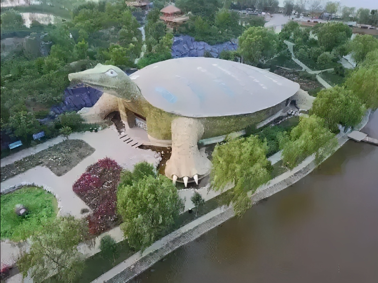 新濟南人小李 110個建筑界的“金酸莓獎”，國家發(fā)改委：嚴(yán)禁建設(shè)“丑陋建筑”