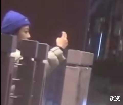 黄渤|47岁黄渤与异性逛街，多次同行互动显亲密，酒吧买醉至凌晨两点