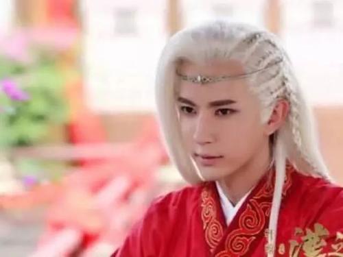 龚俊|龚俊红衣造型封神了，盘点剧中穿红衣的男明星，谁最惊艳？