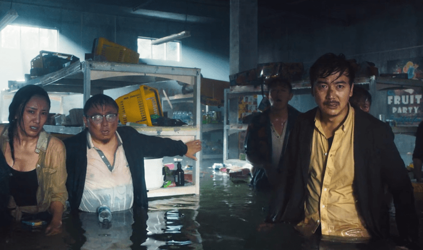 鳄鱼|网大又出一部“烂片”，客串王李丹妮成海报C位，强行露腿引热议