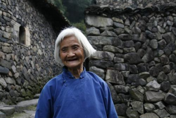 浪子芳华 86岁的农村老奶奶对我说，农村生活太难了，她想到城里去打工扫地