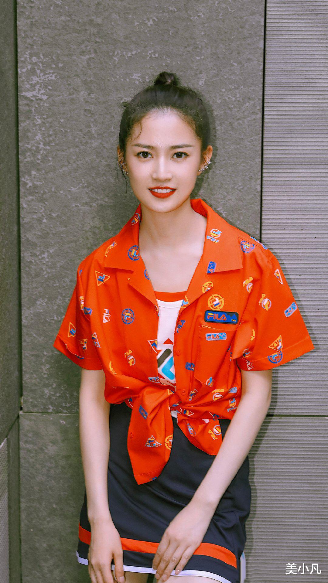 各有千秋 陈钰琪真会扮嫩，“糖葫芦”发型成为焦点，29岁如邻家少女
