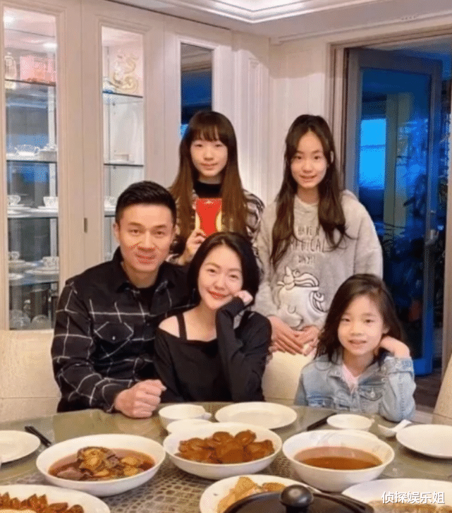 小S|小S与老公许雅钧共赴晚宴，真人优雅又大气，网友赞夫妻俩很恩爱