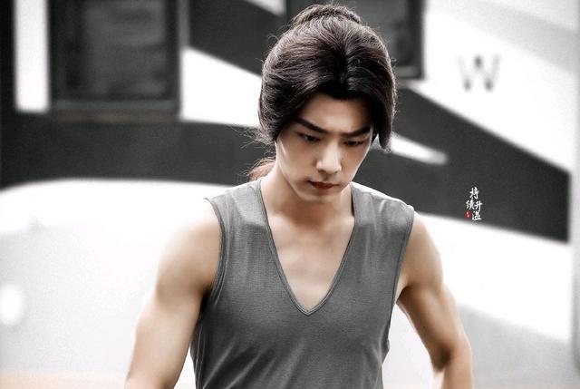 肖战|知名导演个人动态试问黑子，某某真的糊了，你能得到啥好处呢？