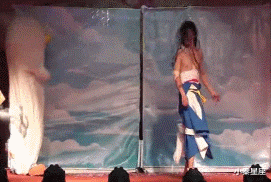 |搞笑GIF：100万一次，100万两次，好的后面大哥出500万，成交咣当...