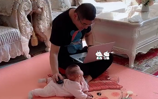 90后育婴师棠妈|郭晶晶不在家,霍启刚带孩子吃快餐,妈妈们笑称,爸爸带娃一个样