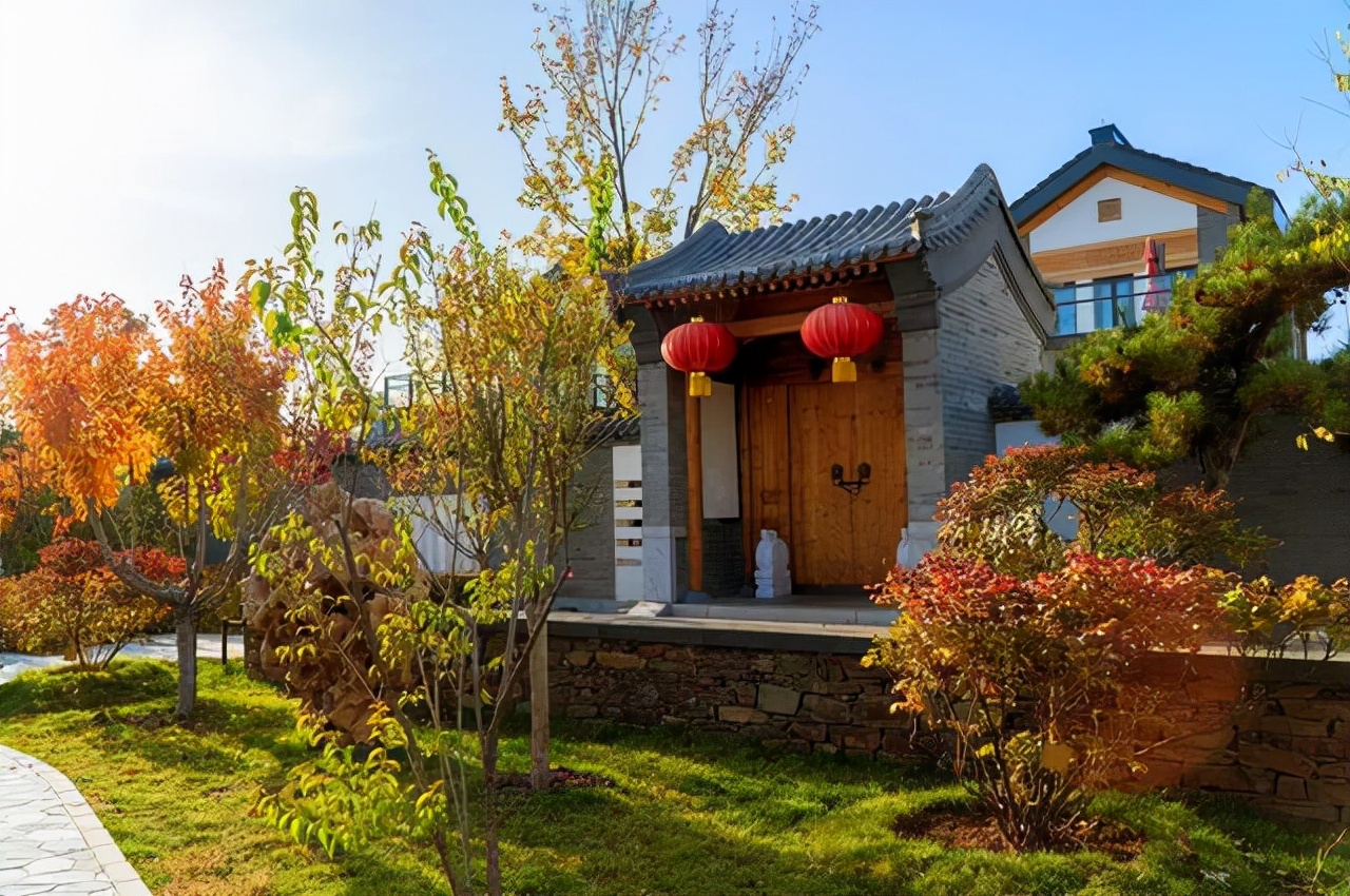 |秋日的中式庭院，一缕阳光，两个人，一壶茶，一盘棋，安静从容