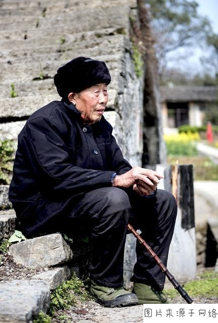 吴嘉情吧|儿子外出归来，听到老父亲的一句话后，崩溃大哭