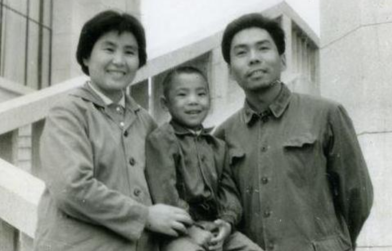 屠洪刚|她是50年代歌唱家，出道多年不温不火，培养的儿子却火遍大江南北