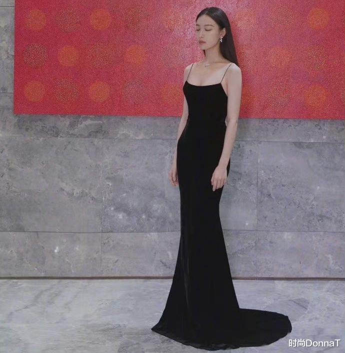 倪妮|文佳煐“倪妮”穿同款连衣裙：发型不同，一个性感优雅一个像内衣