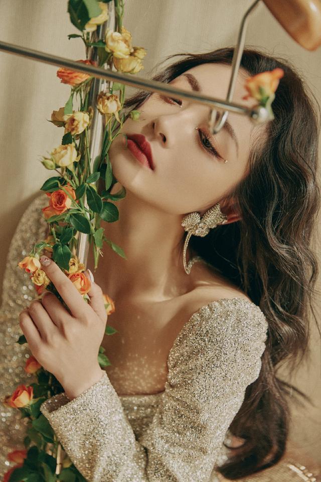 旗袍公馆|周洁琼的“女团身材”太撩人，穿方领上衣配开叉半裙，咋看咋惊艳