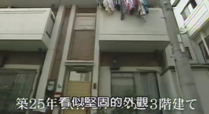 客厅|日本一家7口住6坪老房，人均1㎡每天叠在一起睡？网友：太窒息