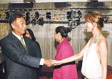 欧阳娜娜|百亿豪门女主人曾馨莹,34岁嫁58岁首富,连生三胎还想拼四胎