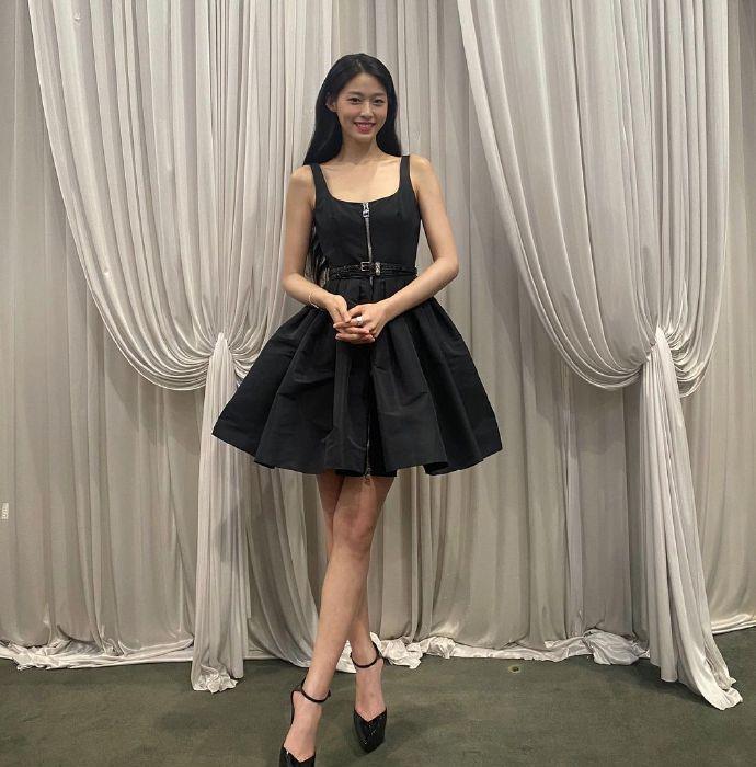 AOA|AOA雪炫化身年末舞台MC，晒礼服美照的她，已经让网友认不出来了