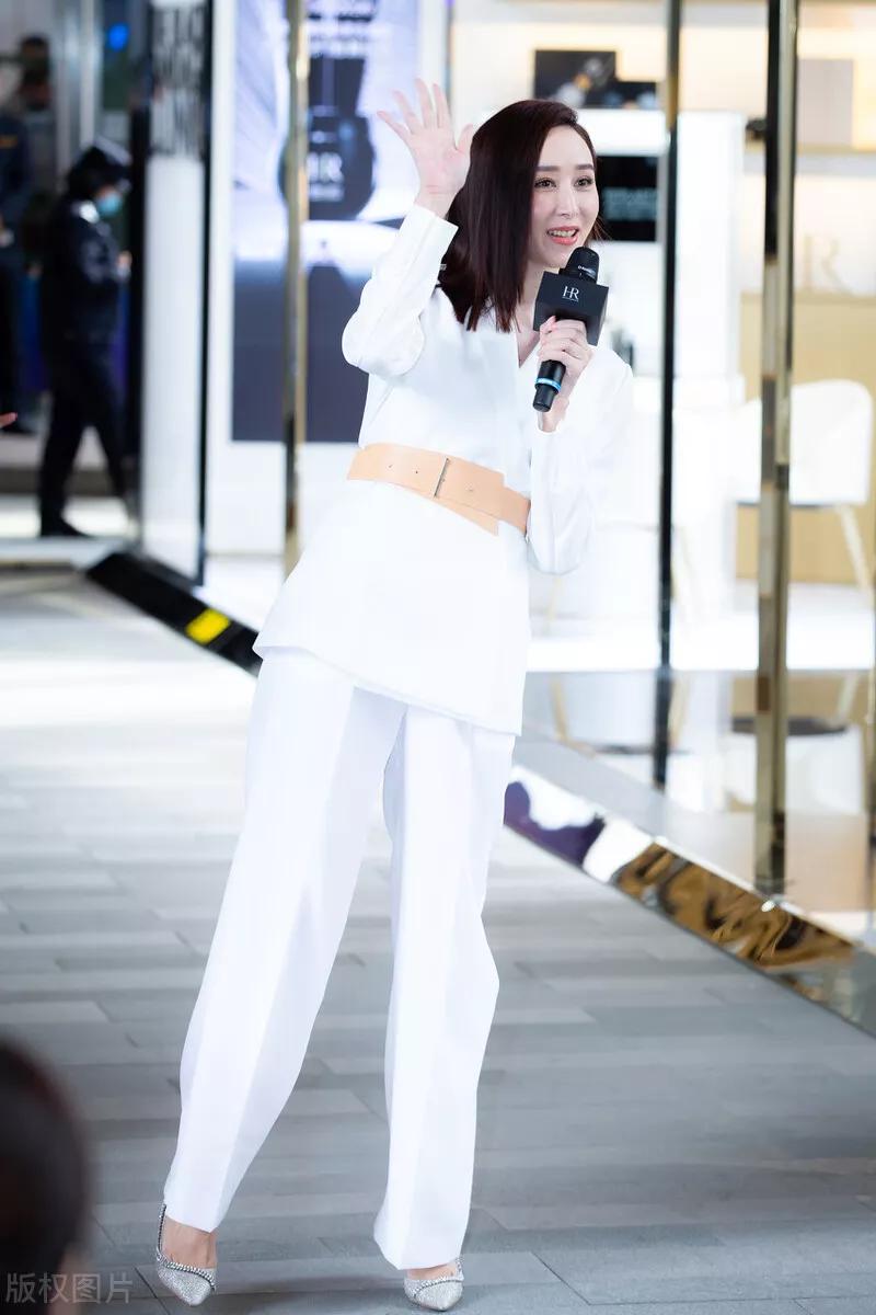 小廖时尚穿搭|胡静这次穿对了，一身白色西装套装，尽显纯洁优雅的气质