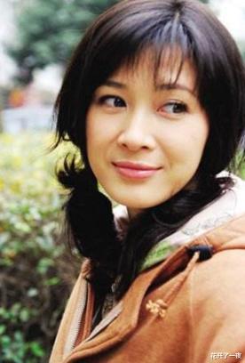 街拍|亮剑女神童蕾：从李云龙老婆到亿万富豪阔太，风光7年后负债1.4亿