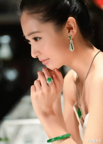 翡翠手镯|大妈戴四色翡翠手镯，称价值300万，很多网友：染色的，大妈急了