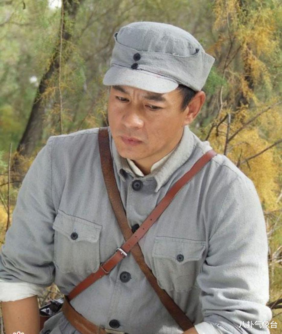 周浩东|演员周浩东，27岁上北电，养父是他前行路上最大的支持