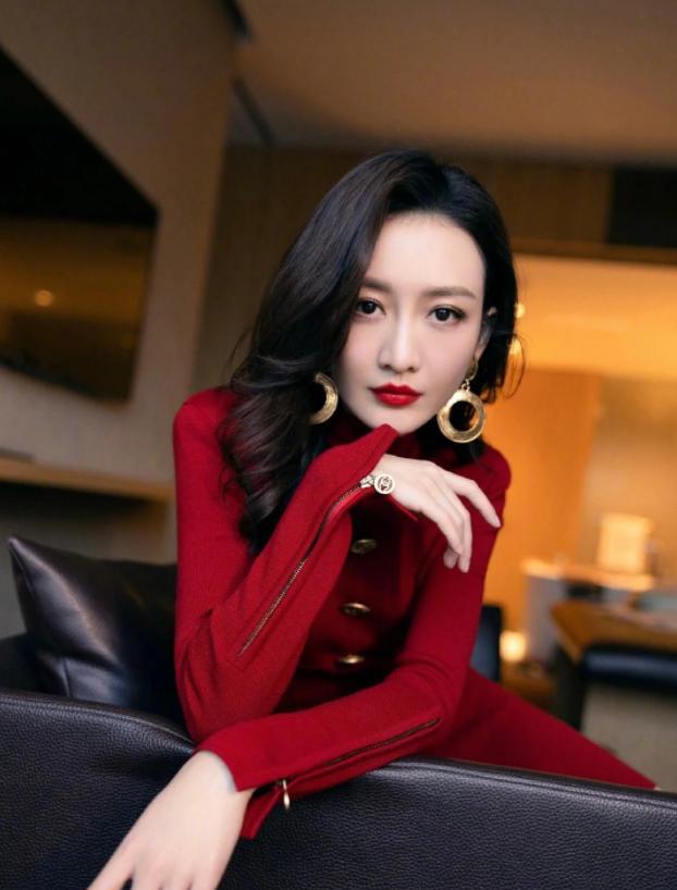 美颜|王鸥身材太绝！穿红丝绒裙配毒汁靴，真是39岁的“阿姨”吗？