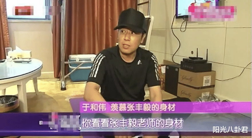 张丰毅|65岁张丰毅和55岁李若彤同框，两人大秀健身照，这身材太好了