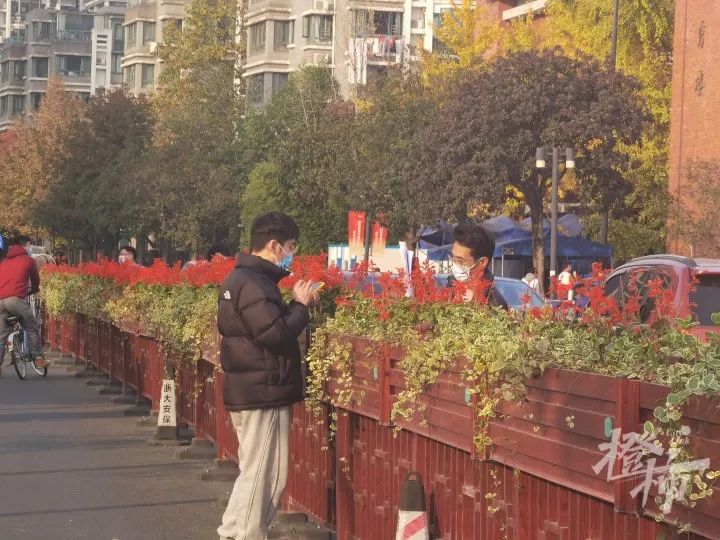 浙江大学|排队做核酸时，有教授给学生讲了半小时的课！