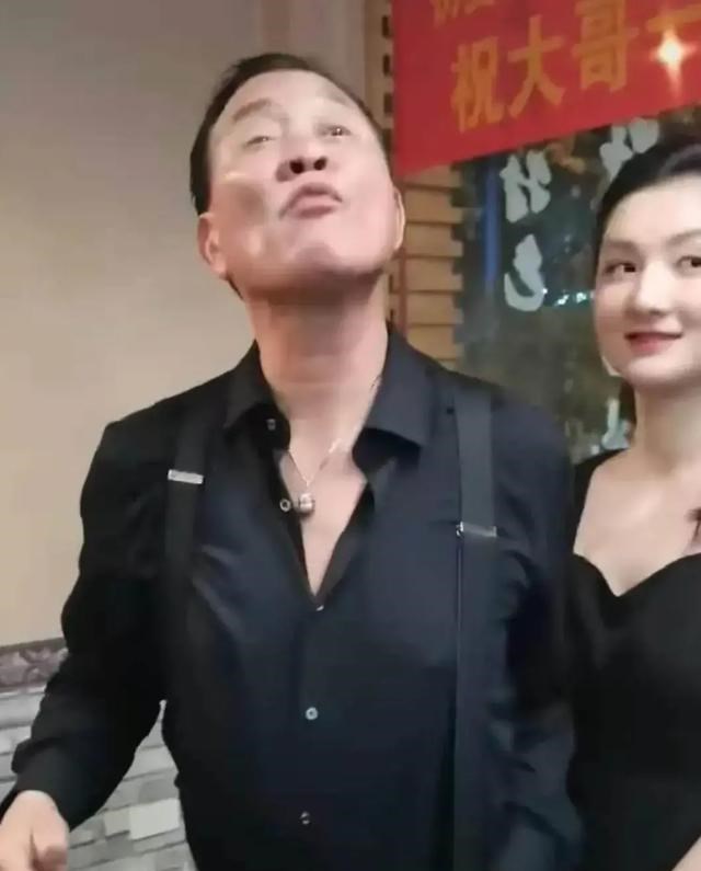 情感维护|万梓良让干女儿当众在他脸上亲了两下，引发网友热议！